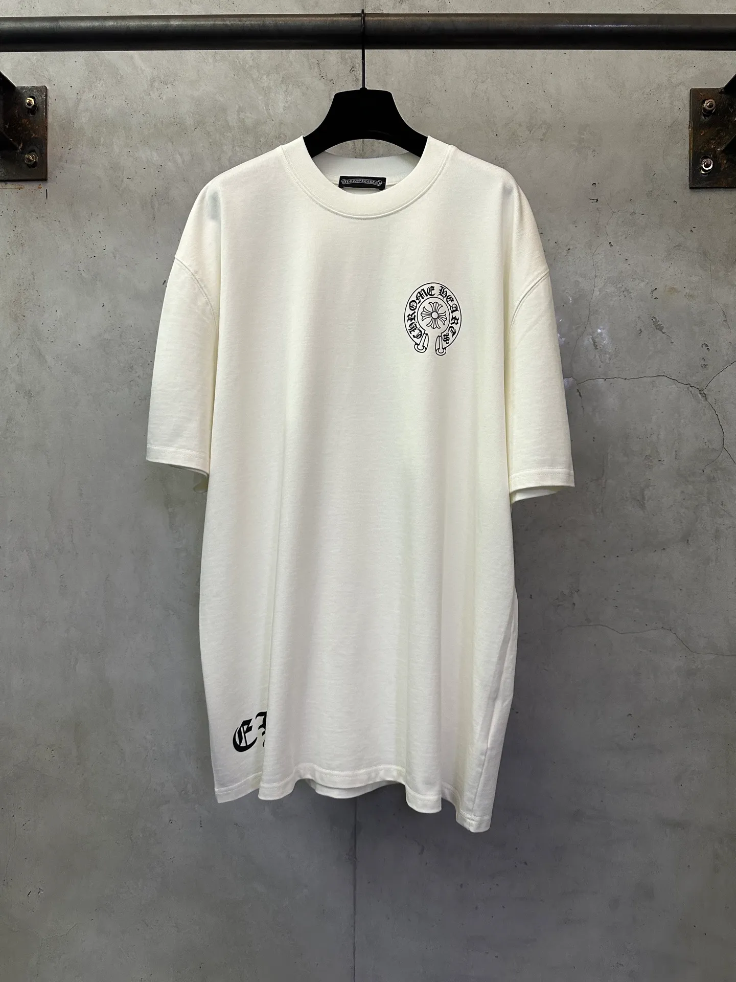 P260 Chrome Hearts 25ss Sanskrit flag printed round neck short-sleeved T-shirt. Fabric is high-definition and super heavy. Cotton double yarn compact Xinjiang cotton. Weight 400g. Paired with 2*2 Salona ribs. 420g. Clean cloth. Clear texture. Tight feel. Stiff. High color fastness. No deformation. No discoloration. Customized hardware. Threads. Accessories. Alignment. Uniform for men and women. -Color: Black White -Size: XS S M L XL
